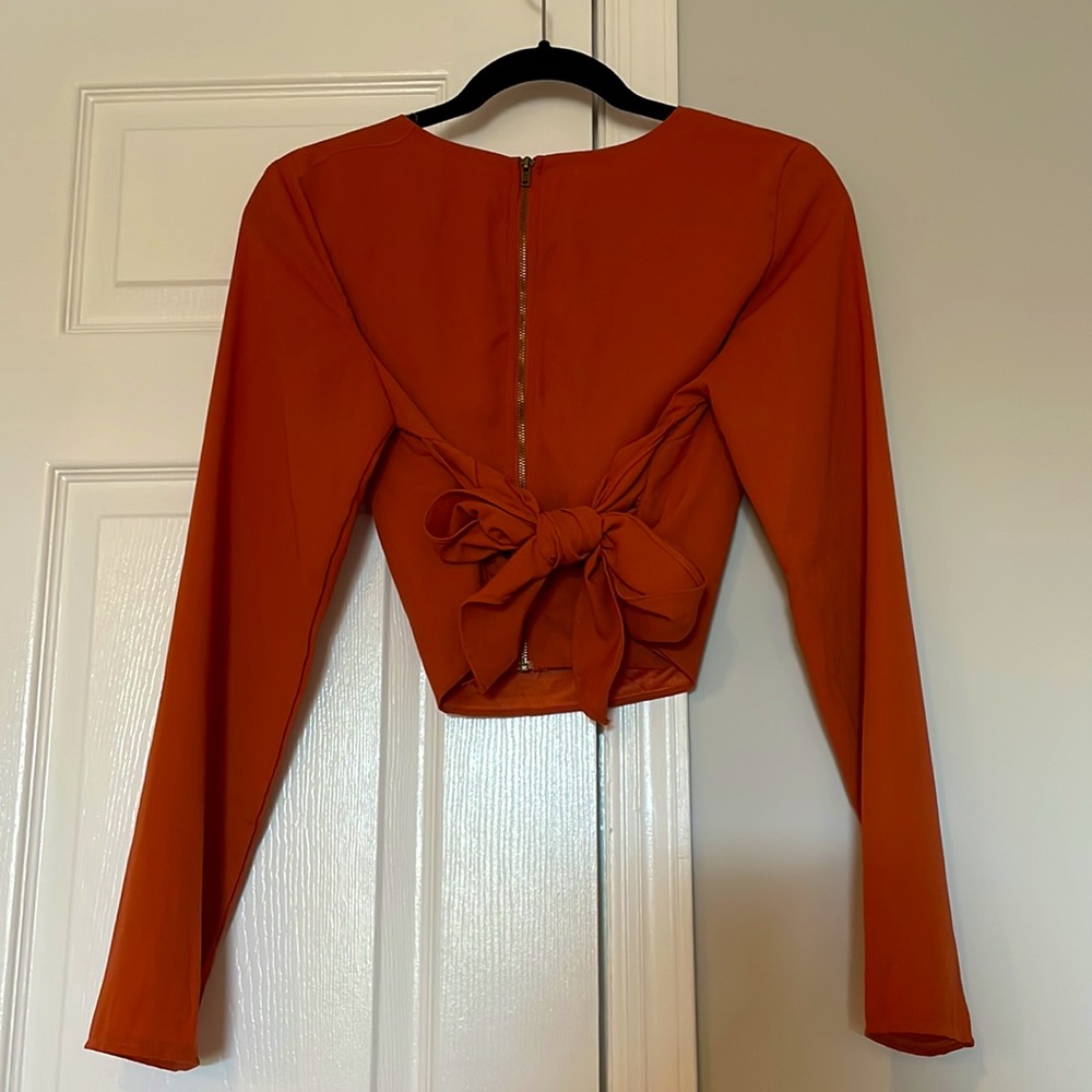 Cropped long sleeve blouse w/bow tie back
